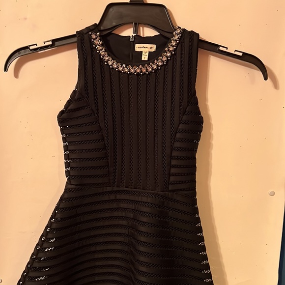 Little black dress with silver and rhinestone beaded neckline (J/T) - Picture 3 of 6